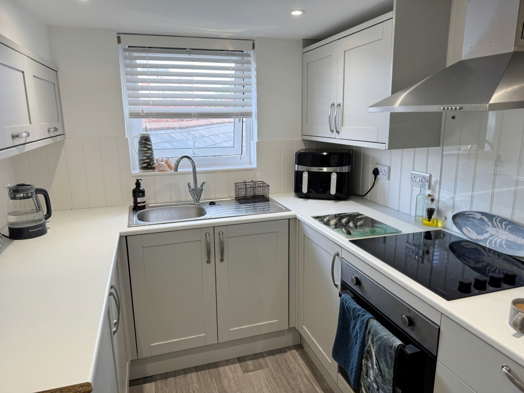 Lot: 27 - SHOP AND TWO-BEDROOM FLAT FOR INVESTMENT - Modern fitted kitchen